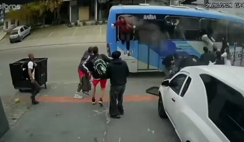 VIDEO: Passageiros quebram janelas de ônibus em chamas para escapar; dois ficam feridos em SC