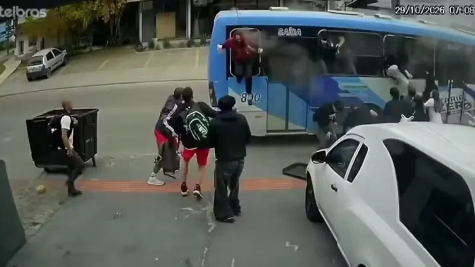 VIDEO: Passageiros quebram janelas de ônibus em chamas para escapar; dois ficam feridos em SC