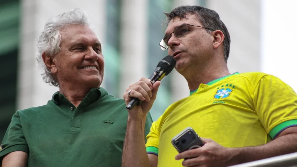 Caiado anuncia apoio a Flávio Bolsonaro no 2º turno contra Lula