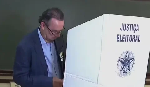 Augusto Cury vota em Colina, cidade natal no interior de São Paulo