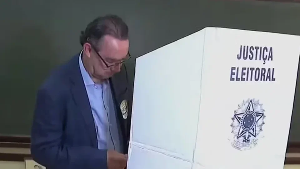 Augusto Cury vota em Colina, cidade natal no interior de São Paulo