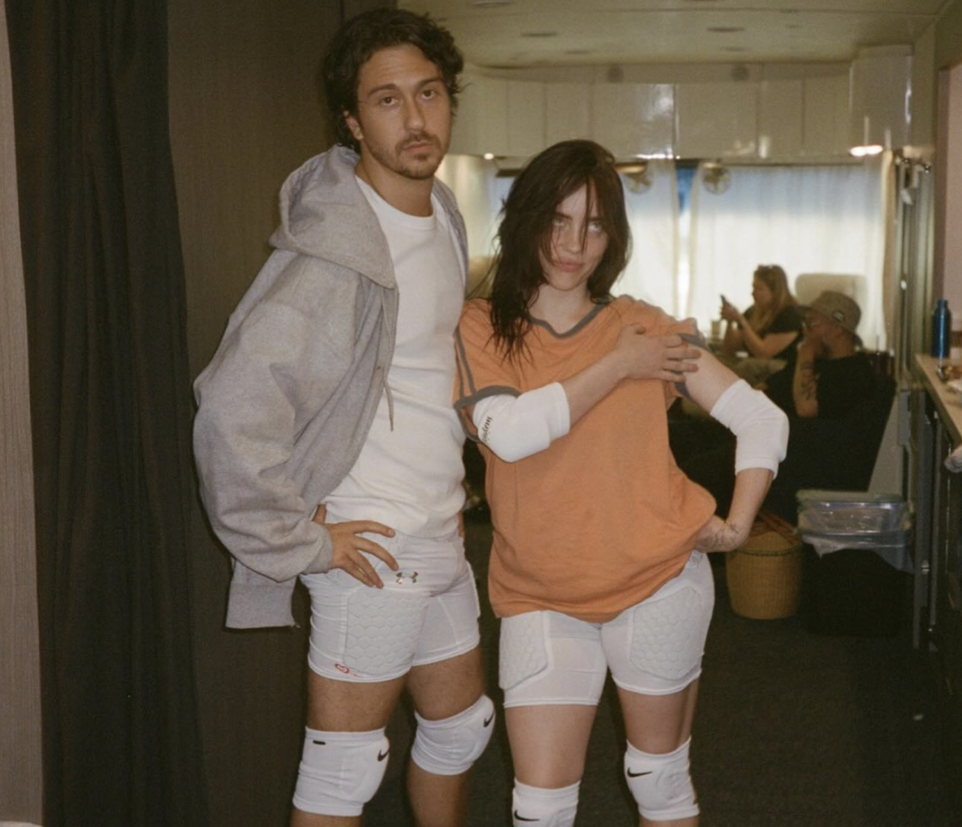 Cantora e ator foram fotografados em clima de intimidade na Itália e fizeram a primeira aparição oficial como casal em Los Angeles, em maio de 2026.