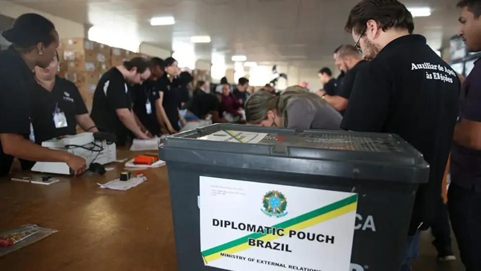Brasileiros já votam no exterior; eleição começou na Nova Zelândia e termina nos EUA e Canadá