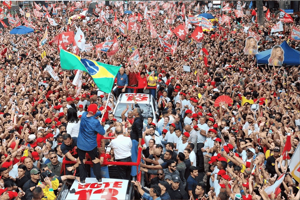 As duas mobilizações tiveram grande participação popular, mas não havia contagem oficial de público que permitisse comparar o tamanho dos atos.