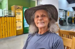 Professora aposentada de 79 anos tem ossos do rosto quebrados após ataque com garrafa e precisará de reconstrução facial