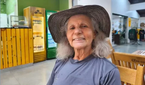 Professora aposentada de 79 anos tem ossos do rosto quebrados após ataque com garrafa e precisará de reconstrução facial