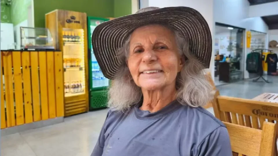 Professora aposentada de 79 anos tem ossos do rosto quebrados após ataque com garrafa e precisará de reconstrução facial