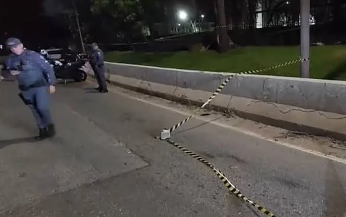 A investigação deverá buscar esclarecer a identidade da vítima, as circunstâncias da morte e a eventual participação de suspeitos no crime.