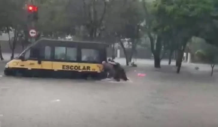 Também não foram divulgadas informações sobre feridos ou necessidade de atendimento médico entre os ocupantes da van.