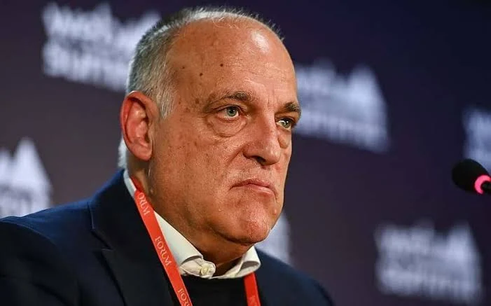 Essas acusações representam o posicionamento do Real Madrid. Tebas, por sua vez, sustenta que suas críticas se dirigem à forma como o clube apresenta determinados acontecimentos ao público.