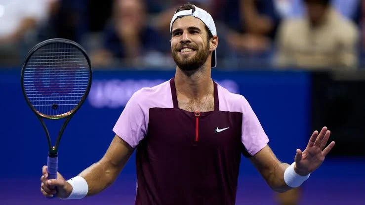 Com experiência em quadras rápidas, Khachanov busca sua primeira vitória diante de Alcaraz no circuito profissional.