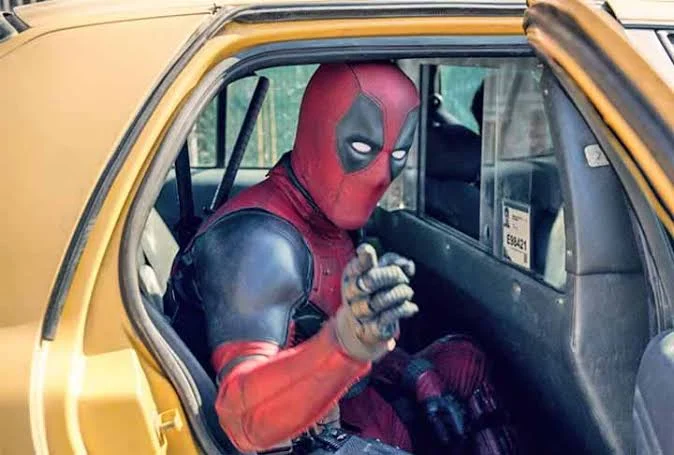 Deadpool também permitiu ao ator explorar uma característica pouco comum nas grandes franquias: falar diretamente com o público e fazer piadas sobre a própria indústria cinematográfica.
