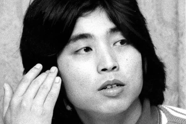 O sucesso foi imediato. A publicação ultrapassou 3,5 milhões de exemplares vendidos e colocou Murakami entre os nomes de destaque de uma nova geração de escritores japoneses.