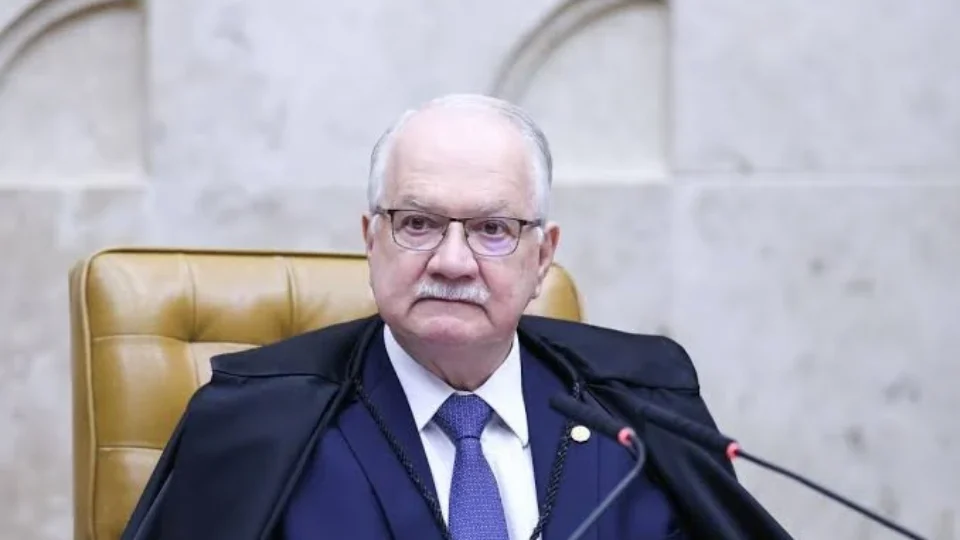 Fachin rejeita pedido de Flávio Bolsonaro para afastar Dino de processos ligados às eleições