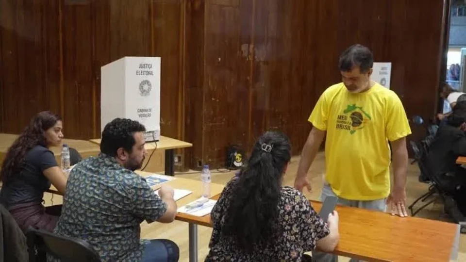 Brasileiros vão às urnas nos EUA sob temor de ações do ICE
