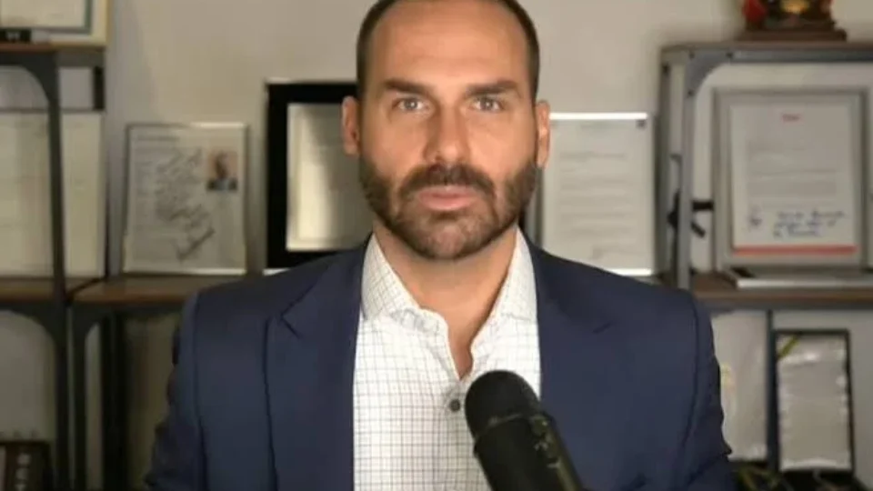 Eduardo Bolsonaro cita ‘interferência estrangeira’ e compara eleição no Brasil à da Romênia