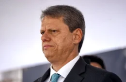 Tarcísio de Freitas é reeleito governador de São Paulo no primeiro turno
