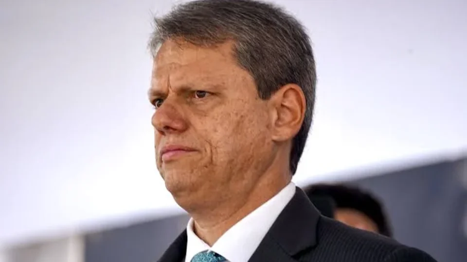 Tarcísio de Freitas é reeleito governador de São Paulo no primeiro turno
