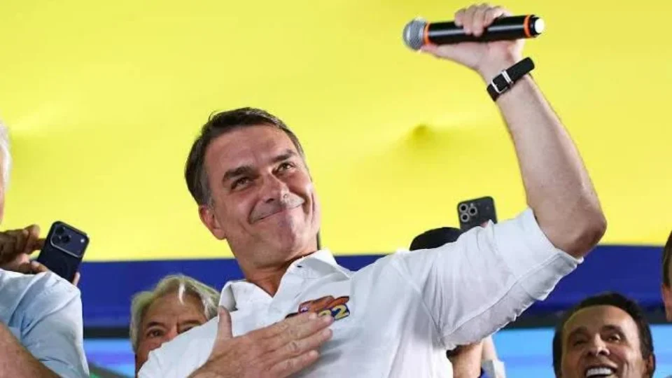 Flávio diz que, se eleito, usará início do governo para tentar acabar com reeleição
