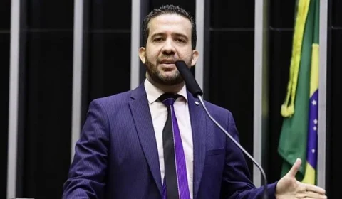 Janones reage à nova suspensão do “Exército do Lula” e promete recorrer: “Vamos reverter”