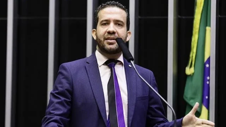 Janones reage à nova suspensão do “Exército do Lula” e promete recorrer: “Vamos reverter”