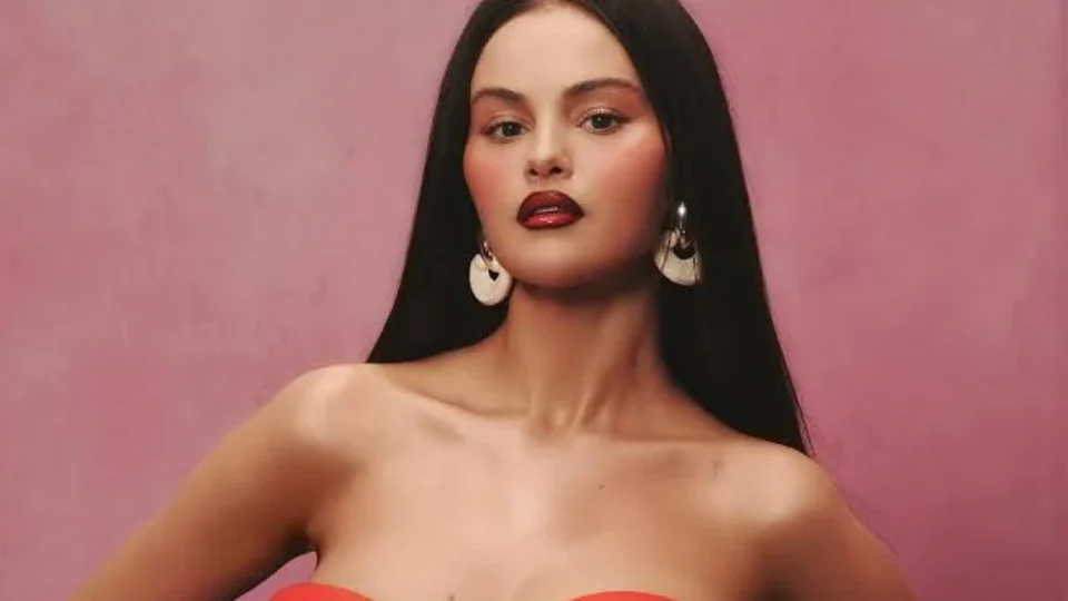 Selena Gomez revela que cigarro eletrônico mudou sua voz e faz alerta: “Não vale a pena”