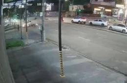 VÍDEO: Motociclista é arremessado após batida com carro e mulher é atropelada em BH