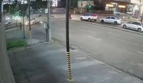 VÍDEO: Motociclista é arremessado após batida com carro e mulher é atropelada em BH