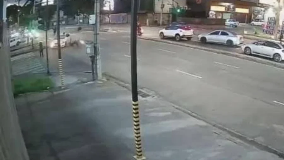 VÍDEO: Motociclista é arremessado após batida com carro e mulher é atropelada em BH