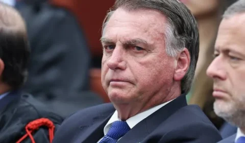 Jair Bolsonaro fica abalado com derrota de Flávio e teme prisão do filho