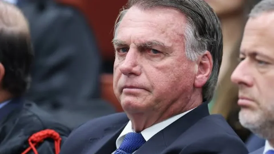 Jair Bolsonaro fica abalado com derrota de Flávio e teme prisão do filho