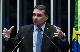Aliado de Trump afirma que Flávio Bolsonaro já estava nos EUA desde terça-feira