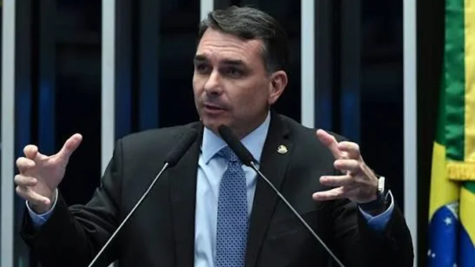 Aliado de Trump afirma que Flávio Bolsonaro já estava nos EUA desde terça-feira