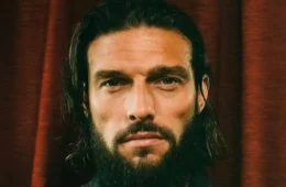 Ex-jogador da seleção inglesa Andy Carroll revela identidade de famoso que o abusou sexualmente