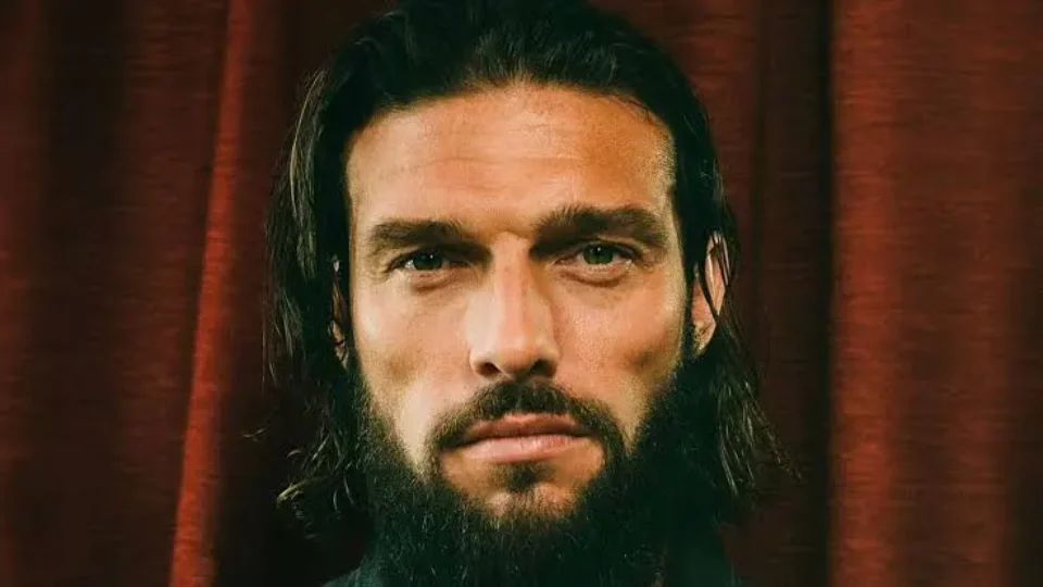 Ex-jogador da seleção inglesa Andy Carroll revela identidade de famoso que o abusou sexualmente