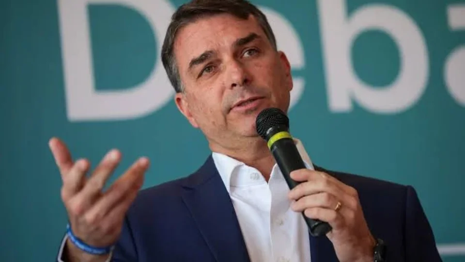 TSE apura falha em propaganda de Flávio Bolsonaro que foi ao ar sem som na TV