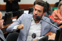 André Janones cria grupo com 1 milhão no WhatsApp e mobiliza Lula