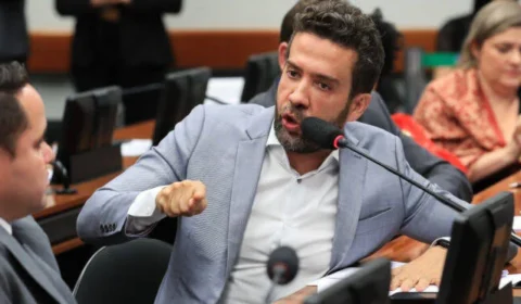 André Janones cria grupo com 1 milhão no WhatsApp e mobiliza Lula