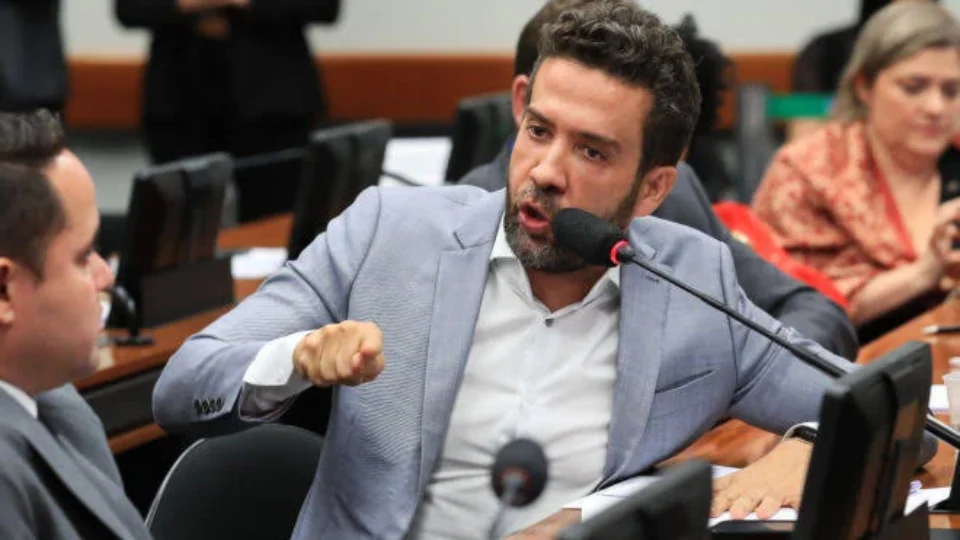 André Janones cria grupo com 1 milhão no WhatsApp e mobiliza Lula