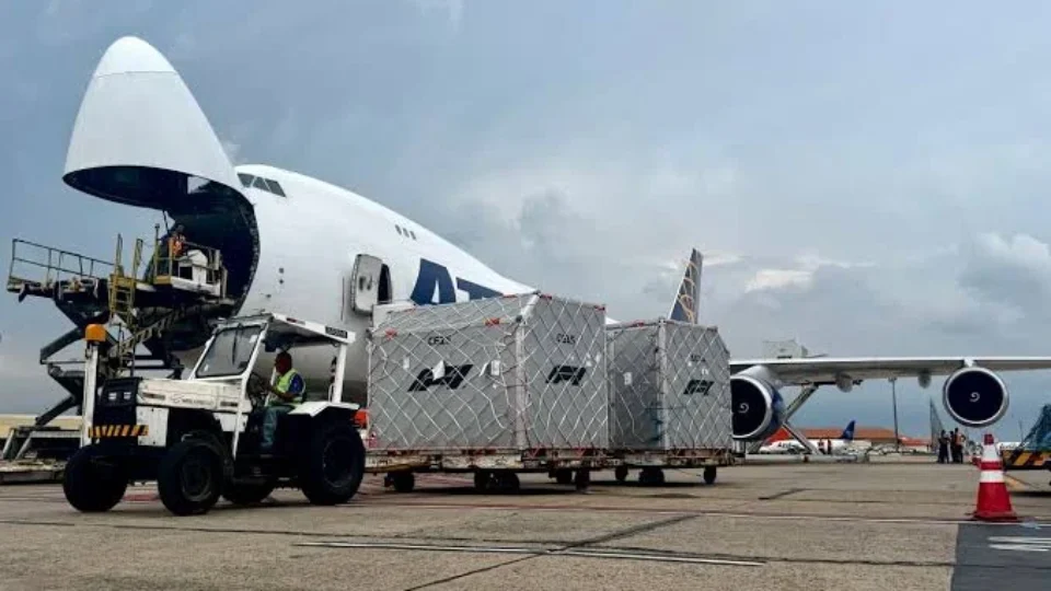Aeroporto de Viracopos recebe 800 toneladas de cargas da Fórmula 1 em operação com nove voos