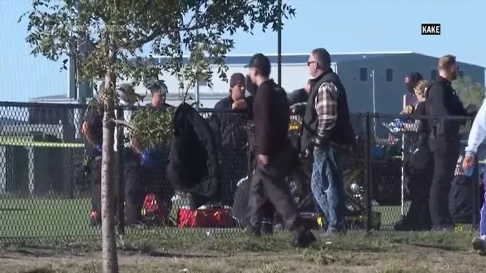 Caminhonete invade jogo de futebol infantil nos EUA e mata menino de 6 anos e homem
