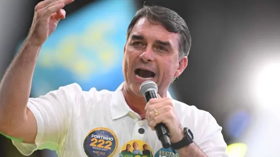 AGORA: Flávio confirma presença no debate da Band