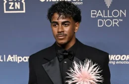 Lamine Yamal aposta em look da Chanel e acessório rosa gigante na Bola de Ouro