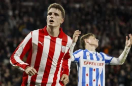 PSV vence Heerenveen por 2 a 0 com gol contra e arbitragem contestada