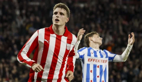 PSV vence Heerenveen por 2 a 0 com gol contra e arbitragem contestada