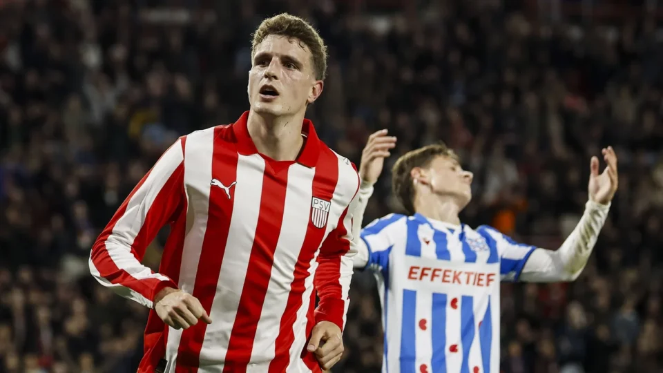 PSV vence Heerenveen por 2 a 0 com gol contra e arbitragem contestada