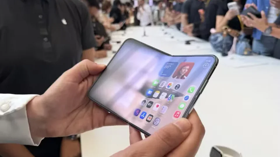 Teste revela desgaste na tela do iPhone Duo após 3 mil dobras e expõe mecanismo