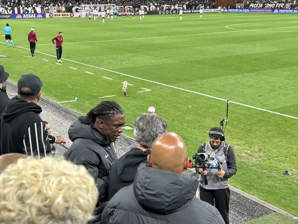 Seedorf ainda aguarda a conclusão dos procedimentos de regularização para ocupar oficialmente o banco de reservas. A expectativa é que possa comandar o time à beira do campo no confronto seguinte, contra o Vasco.
