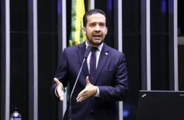 Quem é André Janones? Da fome à influência digital, conheça a trajetória do deputado que mobiliza milhões no Exército do Lula