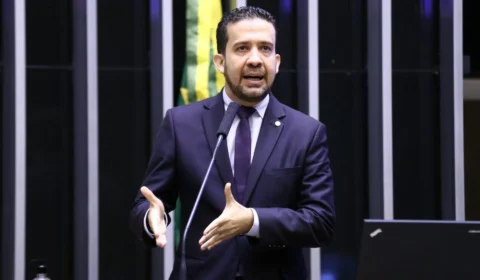 Quem é André Janones? Da fome à influência digital, conheça a trajetória do deputado que mobiliza milhões no Exército do Lula